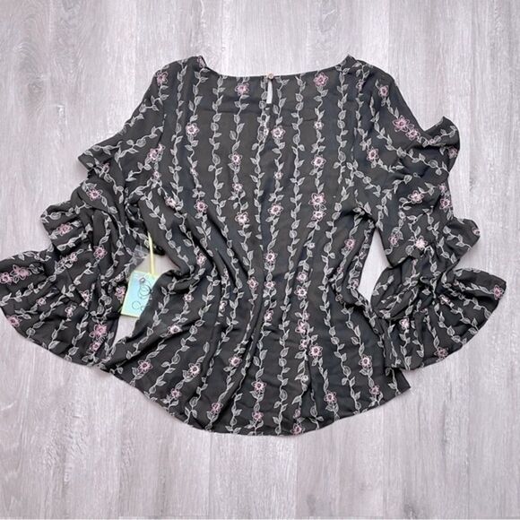 Black Ruffle Sleeve Top L - Picture 2 of 6